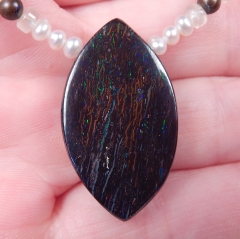 Perlen-, Peridot-,& Boulderopal mit Koroit-Nut - Video